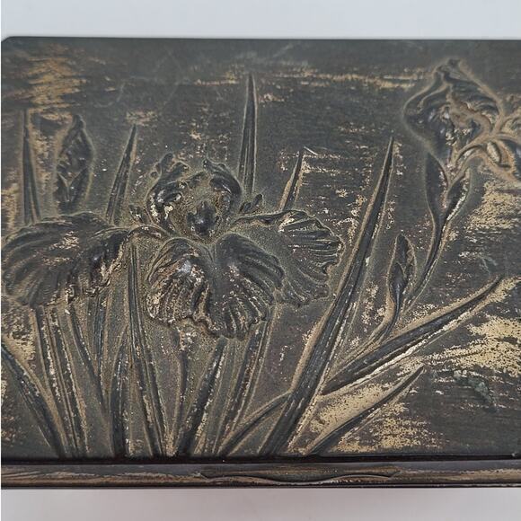 Vintage Metal Iris Flower Raised Relief Silk Lined Trinket Box Jewelry Box - Picture 8 of 10